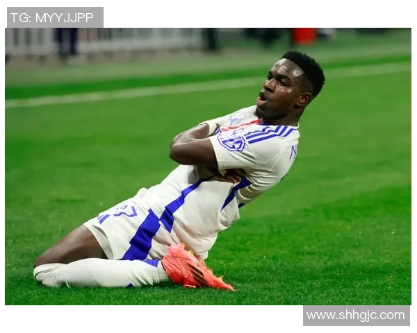 意甲精彩对决里昂与曼联战成平局绝杀瞬间引发全场沸腾